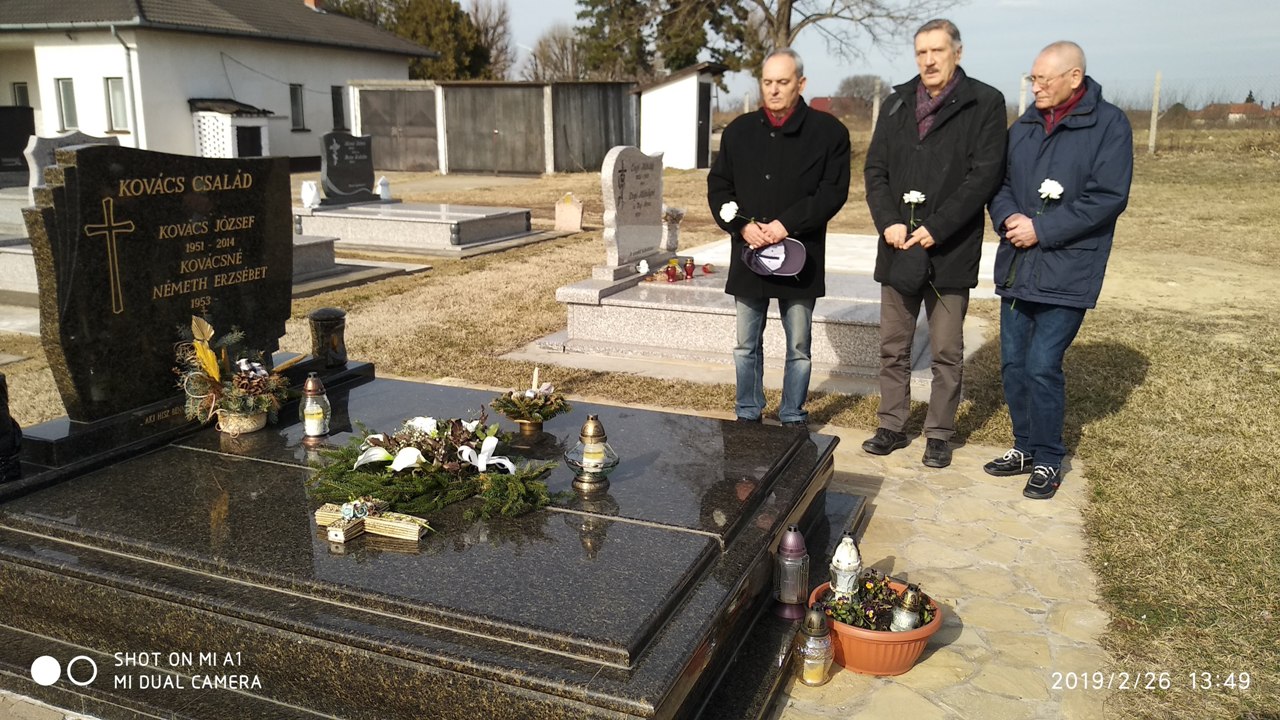 Józsi sírjánál CserkeszJozsi5eve-1